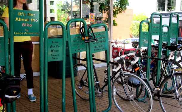 Idees_Locales's tweet photo. #IdéesLocales #Idéesdailleurs À Portland, la #librairie Powell's Books a installé des porte-vélos littéraires devant sa boutique
@PowellsBooks https://t.co/EgXP2PxD3r https://t.co/CGuPytv5Vv