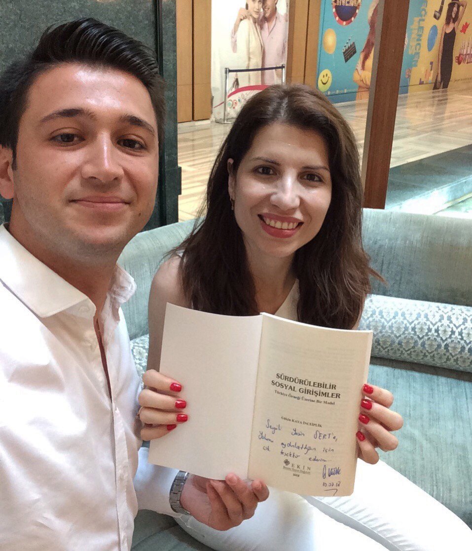 Gülçin Kaya İnceiplik, ülkemizin sosyal girişimcilik literatürüne çok değerli bir kitap kazandırdı. "Sürdürülebilir Sosyal Girişimler" çalışması hem Türkçe olması hem de Türkiye örneklerini anlatması bakımından az sayıdaki kaynaktan biri oldu. Tebrikler 👏 Teşekkürler 🙏