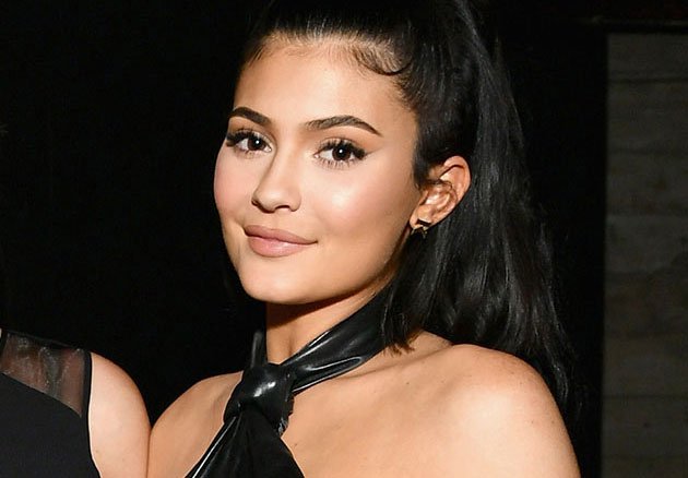 LilianPacce's tweet image. Será que depois de um monte de menina querer um bocão, a @KylieJenner vai fazer todas quererem uma boca mais natural? Saiba mais no link:
lilianpacce.com.br/beleza/kylie-j… #preenchimentolabial #bocao #boca #labio #beleza #tendencia #kyliejenner