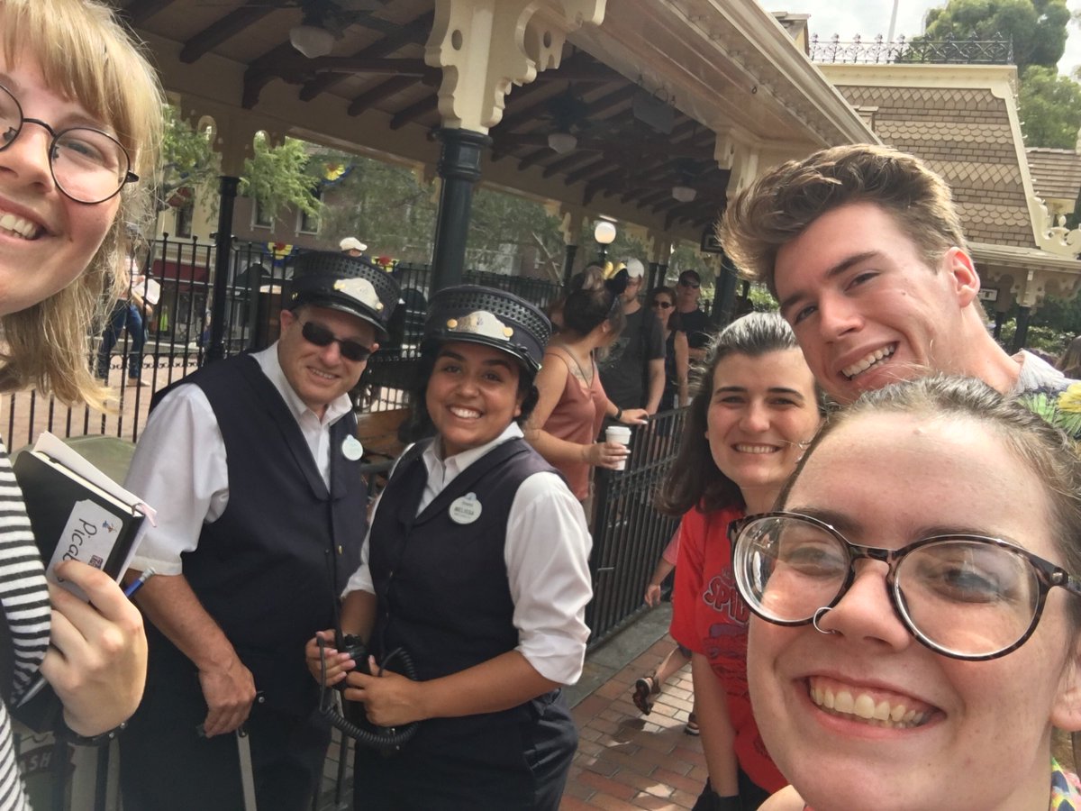 PeaquabUwU's tweet photo. These photos are for class don’t mind me @cvdburke #DLRCPBLS #DisneyPrograms stay “tooned” for one more pic https://t.co/DHGyVEZymi