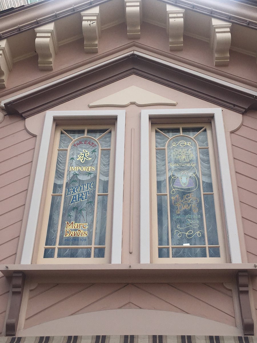 PeaquabUwU's tweet photo. These photos are for class don’t mind me @cvdburke #DLRCPBLS #DisneyPrograms stay “tooned” for one more pic https://t.co/DHGyVEZymi