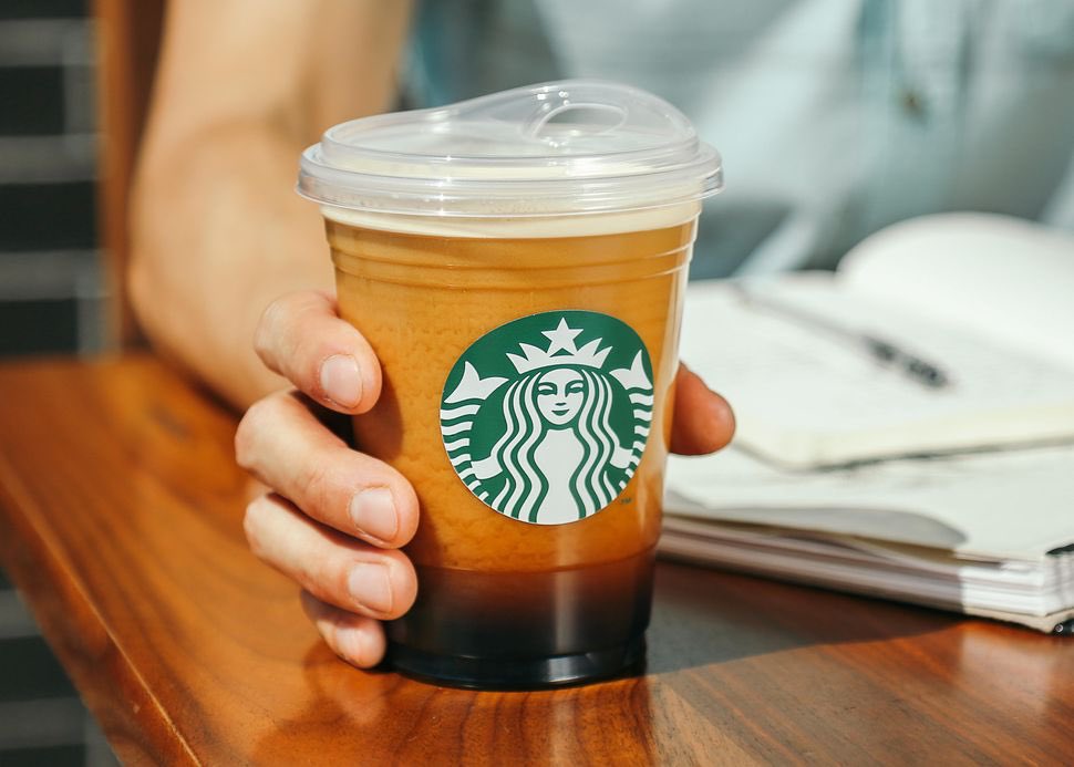 TfeesStraw's tweet photo. Starbucks has joined the movement! They have become the largest food and beverage company to phase out the use of straws at its locations. Congrats! #stopsucking #starbucks #saveouroceans #gostrawless #coffee  #tea https://t.co/gBi8tdRyOa