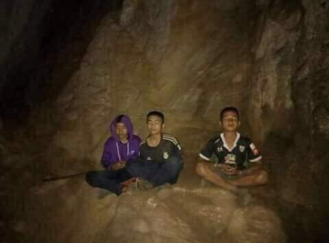 SteveMorganOk's tweet photo. Meninos tailandeses em meditação.
O técnico ex-monge budista, ensinou-os a meditarem como forma de acalmar, serenar e preservar o máximo de energia possível até que fossem encontrados.
A meditação foi instrumento de preservação do estado de saúde mental, físico e emocional deles. https://t.co/yUKiEzCfpv