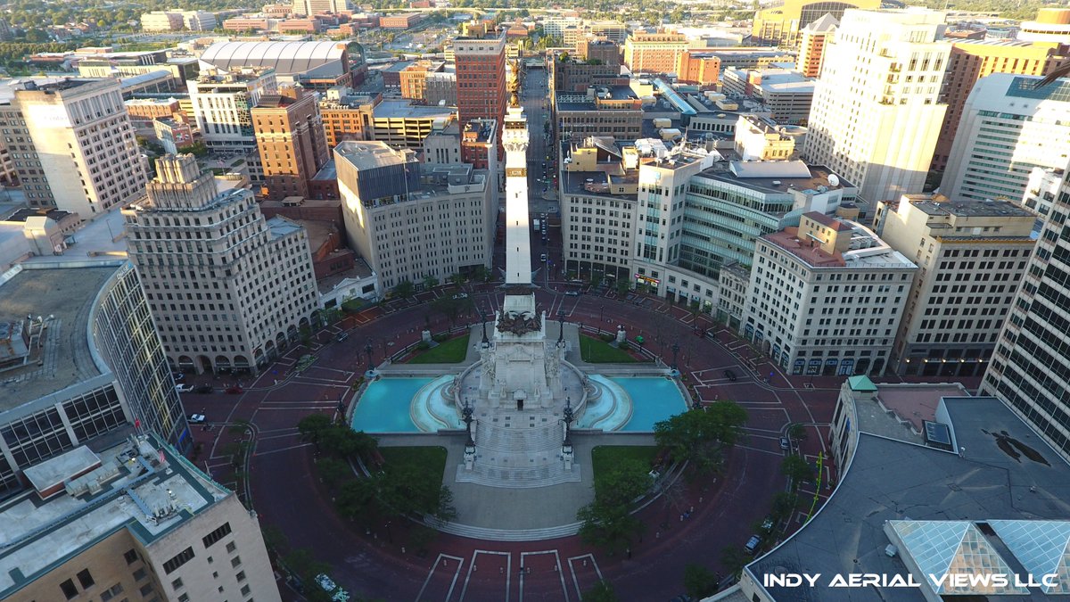 #TravelTuesday this week focuses on Monument Circle in downtown Indy. Not only is it close to many cool shops, but it gives you a perfect view of the large fountains and the courthouse! #VisitIndy