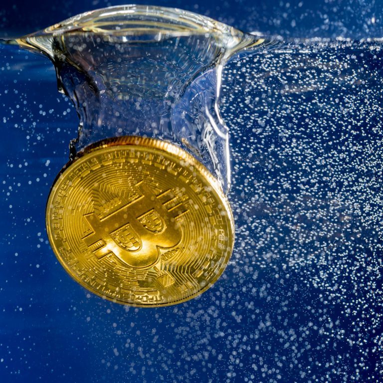 BitcoinNews's tweet image. Markets Update: Crypto-Prices Drop a Leg Down as Bulls Lose Momentum ift.tt/2L6W8cX #Bitcoin