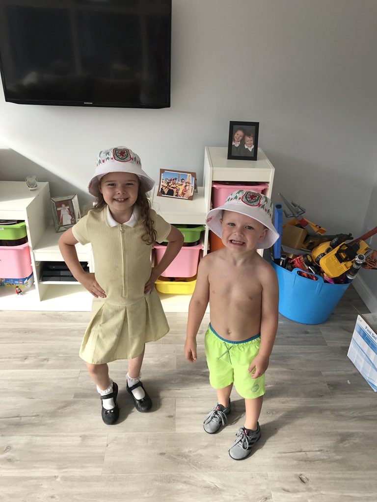 MikeDee225's tweet photo. Cheers @spiritof58wales for the kids new holiday hats. #representingInFlorida #Wegeteverywhere https://t.co/FkVHUoPUe8