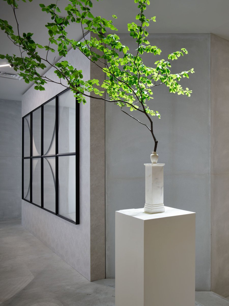 Cassina's tweet photo. The Deadline mirrors by Ron Gilad, on show in Tokyo at Cassina ixc. #Design #cassinaixc #fragmentsoflife #rongilad #tokyo https://t.co/RkKwTDmcjB