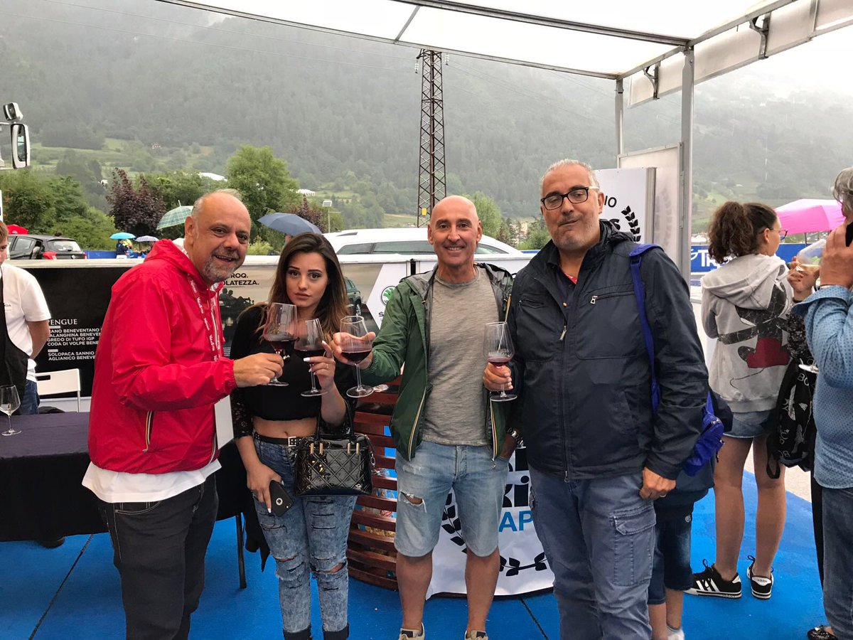 kisskissnapoli's tweet photo. Dopo il primo allenamento dellβera @MrAncelotti, a #Dimaro Γ¨ il momento dellβaperitivo! Offriamo noi! #FNS #DimaroFolgarida #Dimaro2018 #AperitivoKissKissNapoli https://t.co/y4UUHJExUR