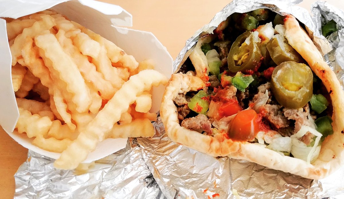 Harriscandoit's tweet photo. Gyro sandwich #halalbeef #lettice #tomatoes #jalapenos #greenpeppers with crinkle cut #fries #foodporn #the6 #Toronto https://t.co/weNEmrvR4P