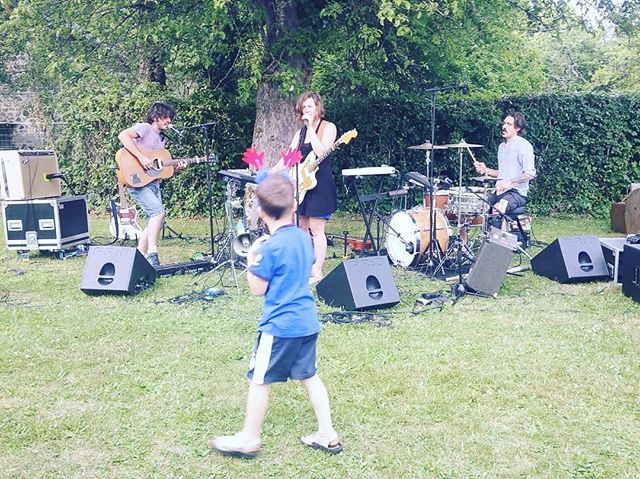 C'est Ma Tournée à La Courtine avec <a href="/junebugacoustic/">June</a> avant le match France - Belgique. Ambiance bleu blanc rouge !