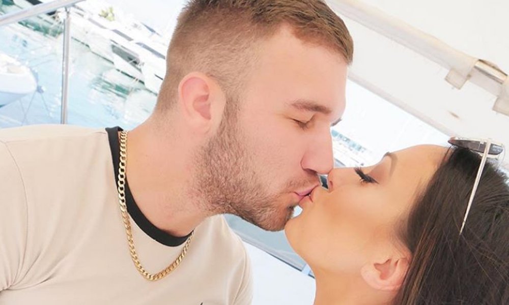Tragic #LoveIsland star Sophie Gradon's boyfriend found dead weeks after the reality star's death https://heatworld.com/celebrity/news/love-island-sophie-gradon-aaron-armstrong/ …