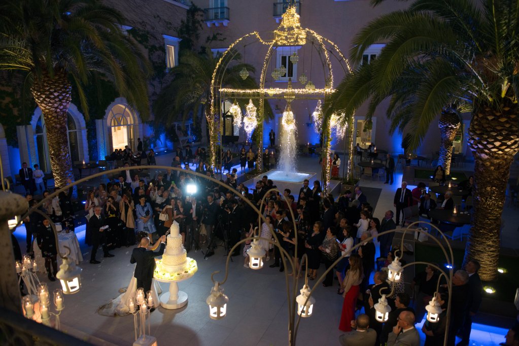 villacarafa's tweet photo. Your daydreaming in #ApulianStyle ✨
#VillaCarafa #ilovevillacarafa #seguiilcuore #summer #puglia #apulia #weareinpuglia #wedding #wedding2018 #weddingday #weddingcake#cakedesign #daydreamig #night #lights #love #luxury #luxurywedding #mariage #instalove #citywedding https://t.co/5DgX0aMsrv
