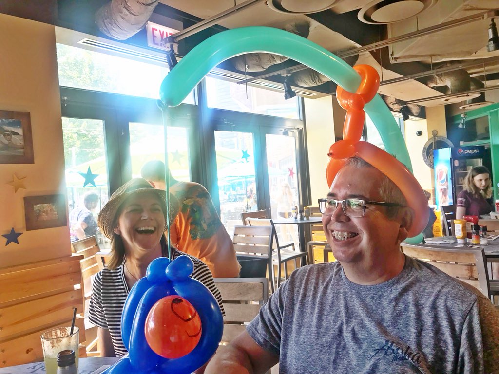 2PLYTP's tweet image. More pretailgate for Buffett @ Wrigley #nofriscothisyear @Margarillas @jimmybuffett @FINMEN1 @JimMayerMusic @JDSpradlin @LucyBuffett @winkadoubledamn @jager78 @Margaritaville