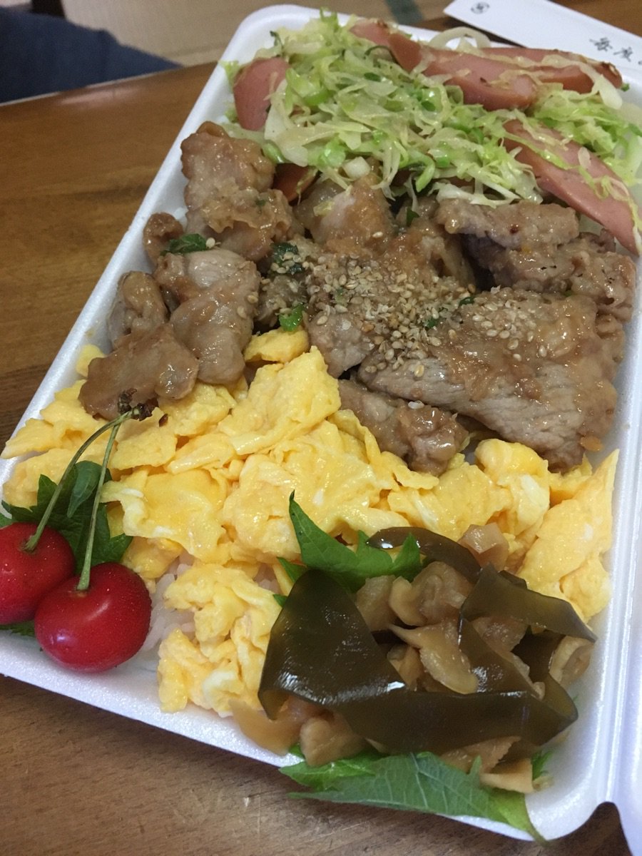 いづやん 朝ごはんが食べたいという彼女が 女将さんのお弁当を早々に開けて早弁してるw