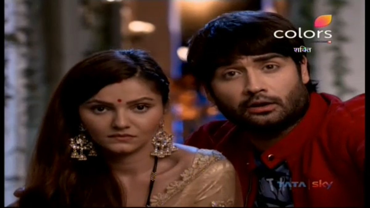 RimaNour11's tweet photo. @Sakek_TR @berry_sudesh @RubiDilaik @VivianDsena01 #Hark Singh's personality is strong 💪💪
Does not accept defeat and is expected to respond in his own way...to provoke #Harman
But #Harman acted rationally and romantically with #Gulabu
👍👏😍😉 https://t.co/kJIogJlDzA