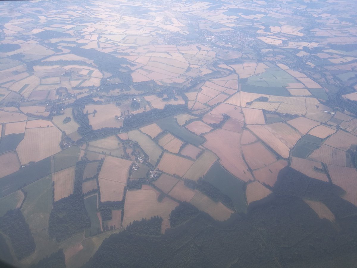 Dry Britannia! Here's an overhead view of approach to Southampton airport tonight from the sky. Sun-scorched farmers' fields haven't seen rain for weeks. #UKweather #drought #Harvest18 #ClubHectare