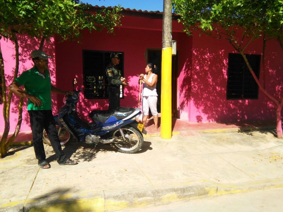AlcaldiaMomil's tweet photo. CAMPAÑA CONTRA EL URTO A MOTOCICLETAS

La Policia Nacional en el municipio de Momil, realizo campaña contra el hurto a motocicletas con la comunidad del barrio el Rincón, donde se les impartieron recomendaciones de seguridad con el fin de contrarrestar el delito.
@PoliciaDECOR https://t.co/wV0tXRT1kH