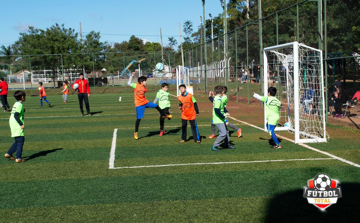 futboltotal_py's tweet photo. Un poco de lo que vivimos en la colonia de vacaciones, con la alegría y emoción de los chicos 😃⚽️🙌 https://t.co/E8TES6HcxS