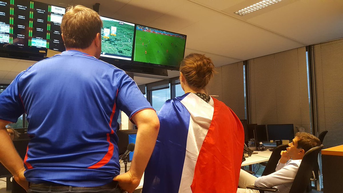 jeanne_daudet's tweet photo. Concentrés jusqu'à la dernière minute à la rédaction de @BFMParis !!! #FRABEL #ANousLaFinale https://t.co/J7feZCB7rc