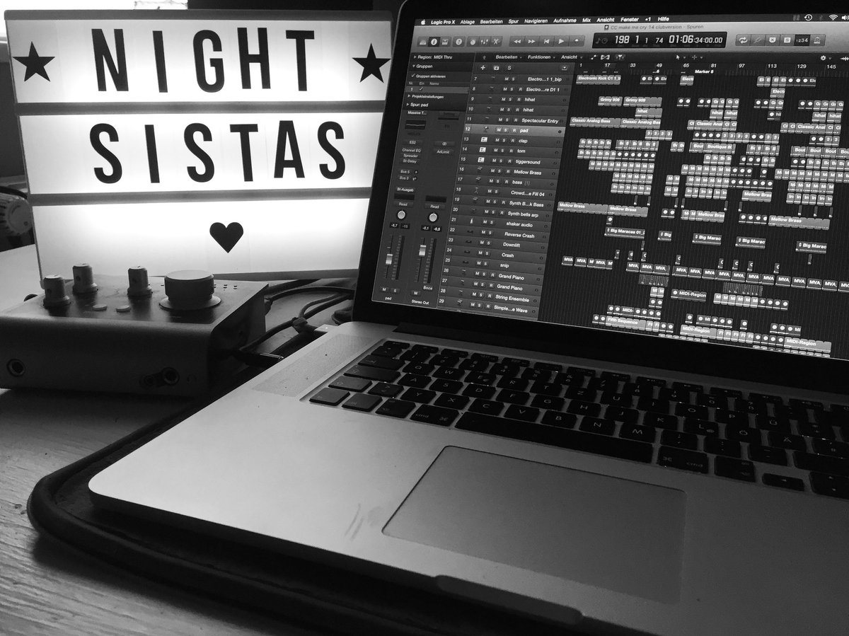 Heinikern's tweet photo. RT @Nightsistas: THE MOMENT WHEN THE BEAT DROPS 🖤🎹🎼🎧 #nachtgeschwister #hamburg #newprojct #firstsong #music #vibe #betas #melody #homestudio #beatmaker #girlsmakebeats #flow #nightsession #techhouse #deephouse #techno #electronicmusic #logic #logicp… https://t.co/Y5qj1xNdlP