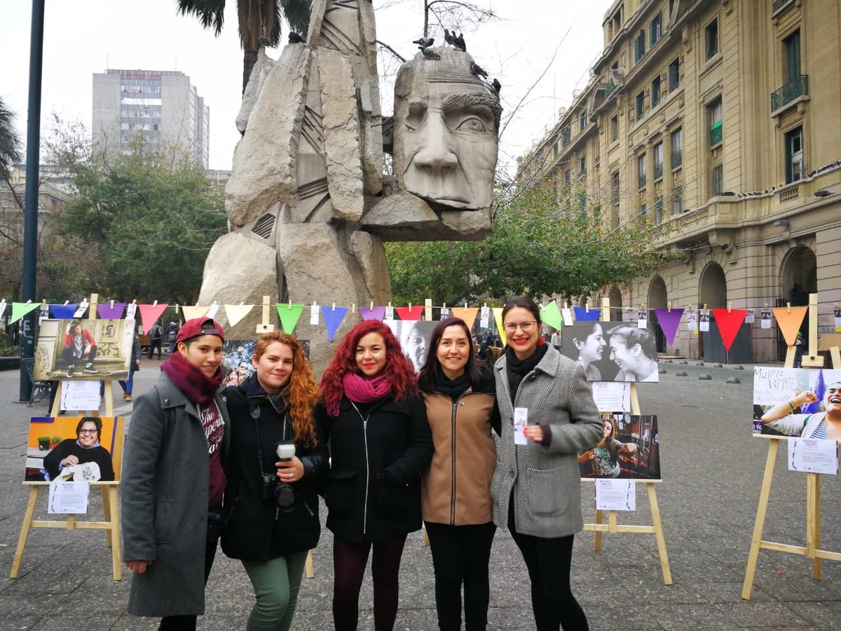IraciHassler's tweet photo. Muy buena exposición de @visiblevisibles en el marco de la semana de la visibilidad lésbica. Diversidades + Rebeldías Lésbicas en plena Plaza de Armas!! 😍 https://t.co/QF9gFtYJts
