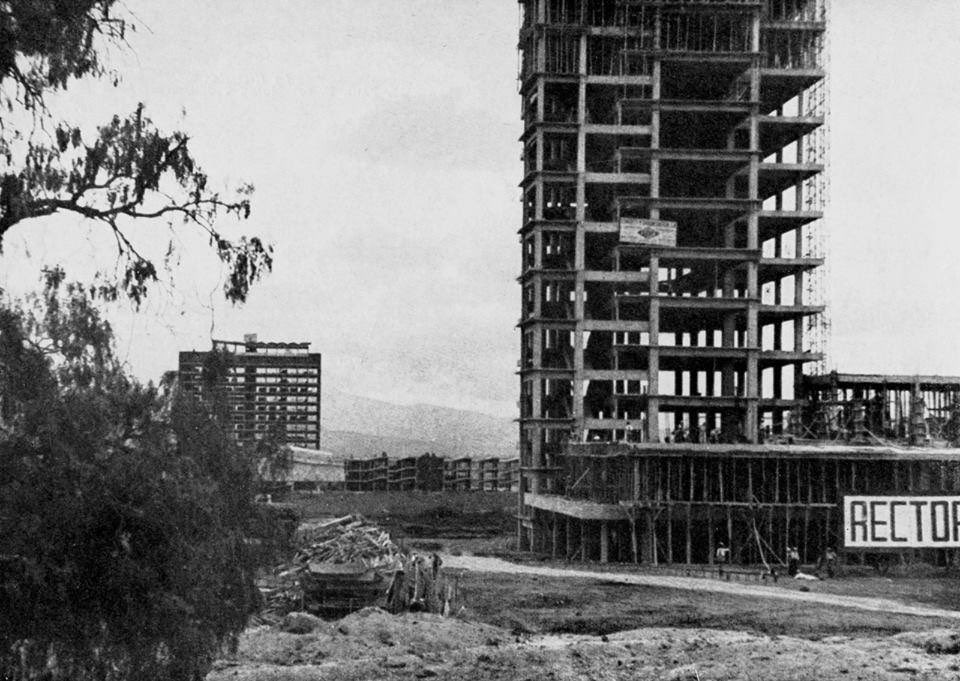 La torre de rectoría siendo construída, así como toda Ciudad Universitaria. Foto de 1951. Los La torre de rectoría siendo construída, así como toda Ciudad Universitaria. Foto de 1951. Los