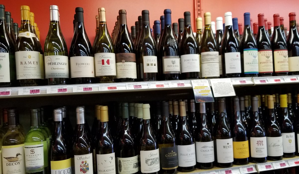SawyerSommelier's tweet photo. When at the coast, drink like the locals! For our family get-away with our pals Dmitry & Noni in #SeaRanch, its so nice to see such an impressive selection of #wines available at #SurfMarket in #Gualala! @SommJ #sawyersomm #wine #letsdrinkthis #SonomaCoast @mywinesociety #winning https://t.co/9vR7Fza0nH
