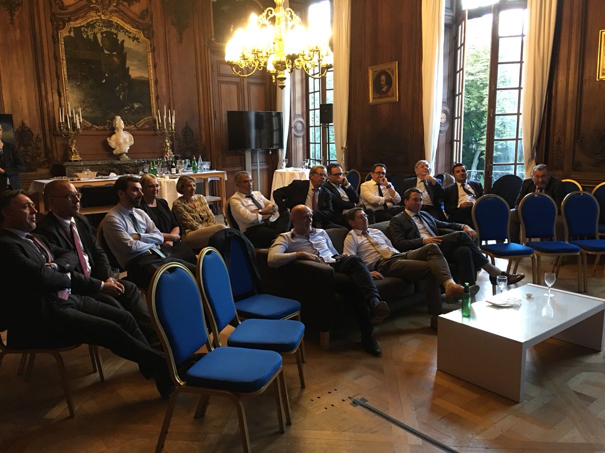 S_Mazars's tweet image. Avec M. Le ministre @MezardJacques et des amis députés autour d&apos;un match magnifique! La France est en finale! #FRABEL #FiersdetreBleus