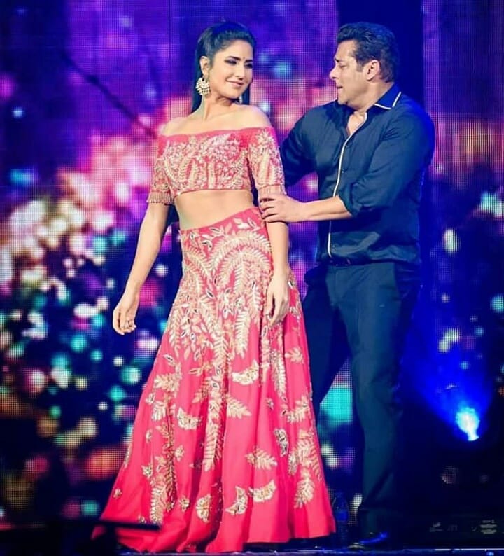 katrinasidmalh1's tweet photo. Omg😱salkat @BeingSalmanKhan      dancing together for song dil diyan gallan they are just perfect best couple😱🔥💓💘🌟
#KatrinaKaif #SalmanKhan #salkat #virushka #dabbangtour #JacquelineFernandez #shraddhakapor #PriyankaChopra #Bollywood #DeepikaPadukone https://t.co/NfMNRZidIO