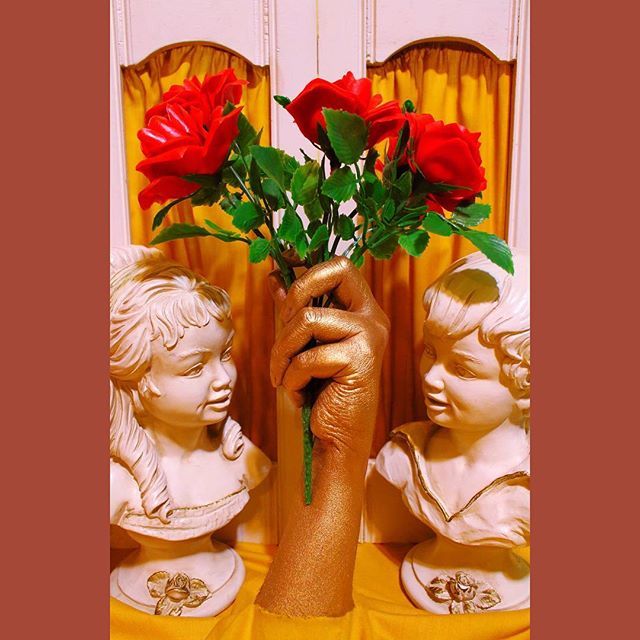 LyncaraBeshirs's tweet photo. I’m almost finish with these hand series. #handmodel #handart #hands #roses #artworld #artistsoninstagram #forart #kitsch #contemporary_art #vintagestyle #artos #artofvisual #photoshoot #visualartist #surrealart #fantasyartists #plasticflowers #handphoto… https://t.co/zekgg5sXbk https://t.co/BvxsECxxOD