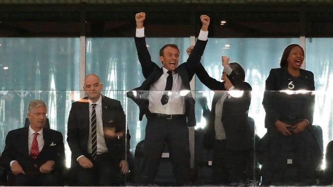 AvecRenaissance's tweet photo. #FRABE @EmmanuelMacron fan de foot. https://t.co/XuFSMLfUgN