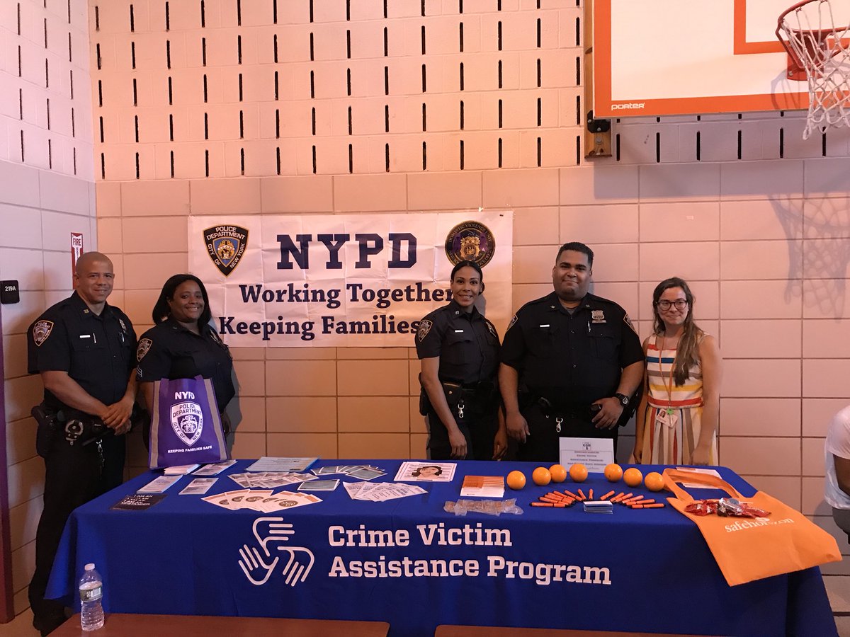 NYPD34Pct's tweet image. Thank you @NYCSchools District 6 for inviting us to participate in today’s #CommunityResourceFair at the Police Officer Michael J. Buczek School. 

Our @NYPDDV unit &amp;amp; our partners from @SafeHorizon @ManhattanDA were also on hand handing out goodies &amp;amp; disseminating information.