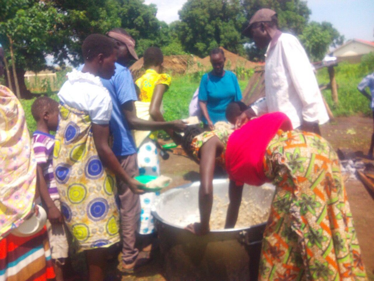 eatBCH_SS's tweet image. [yei] These two women are sending for you their love. They used to go weeks without food, and now they said they can smile. They asked me to explain to you that Bitcoin Cash teaches them with Love through the food you send. 😍