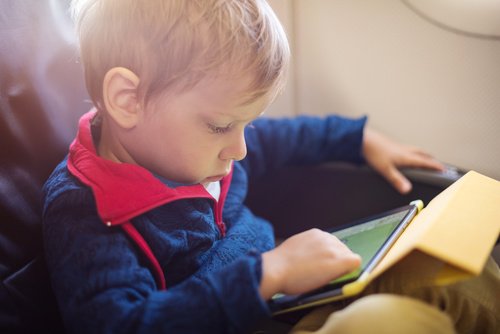 According to experts, using apps for kids with Autism Spectrum Disorder (ASD) can be useful for learning and social development. Here are 11 apps that are designed to support the emotional and social needs of kids with ASD: ow.ly/xEjt30kTsHF 
#ASD #autism #parenting #family