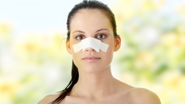 TuDoctora's tweet image. En el #postoperatorio de una #rinoplastia es común el dolor y la hinchazón de la cara, así como también los dolores de cabeza. El tapón nasal debe retirarse después de 3 o 5 días de la cirugía. #CirugíaPlástica #TuDoctora