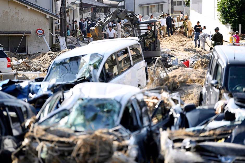 âª#Japonya'da Åiddetli yaÄmurlar,sel ve toprak kaymasÄ± sonucu hayatÄ±nÄ± kaybedenlerin sayÄ±sÄ± 179'a yÃ¼kseldi. Ev ev aramalarÄ±n devam ettiÄi arama kurtarma Ã§alÄ±ÅmalarÄ±nda Ã¼mitler giderek tÃ¼keniyor.â¬
âªð¸â¬