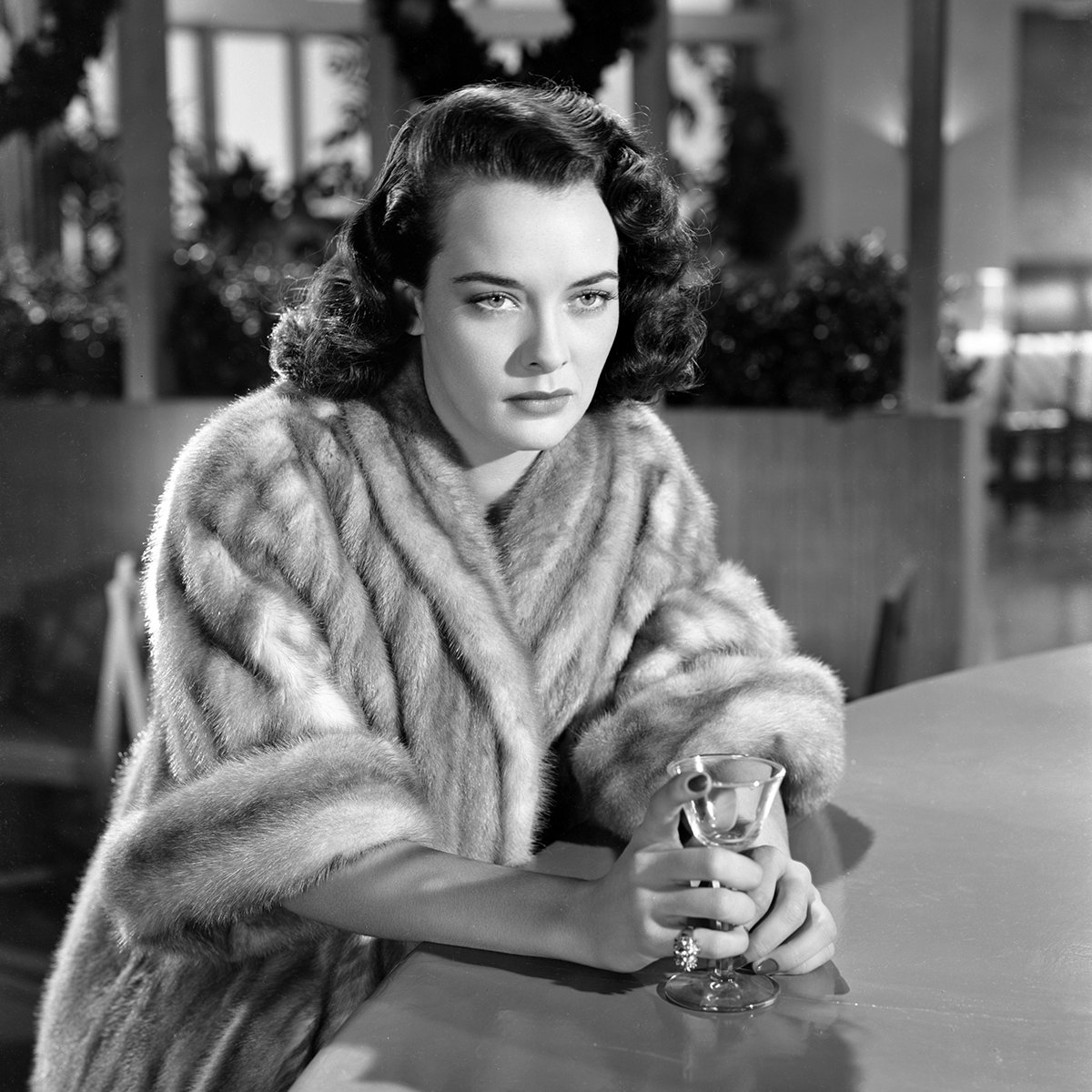 See Joan Dixon in ROADBLOCK ('51) hosted by. pic.twitter.com/vyMx4h2GQ...