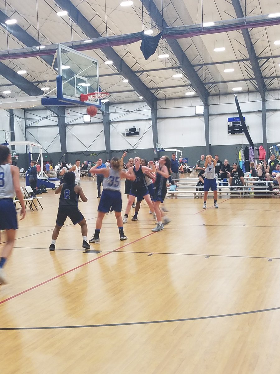 TCS_Hoops's tweet photo. @WGBlueSox hitting big shots and pushing for a comeback vs YEA Diamond. They're down 3 to start the 4th qtr.  #NorthwestChampionships @TCS_Hoops https://t.co/zpkOw0sqzh