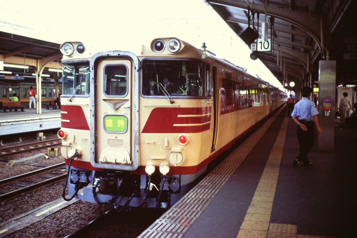キハ80系を使用したナゴヤ球場正門前行きの臨時列車。 正門前と言う
