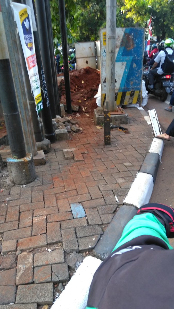 Apa iya <a href="/DKIJakarta/">Pemprov DKI Jakarta</a> tak pny plan bangun multi purpose tunnel dbwh trotoar or jalan?jd ga bongkar2 tiap tarik kabel.
