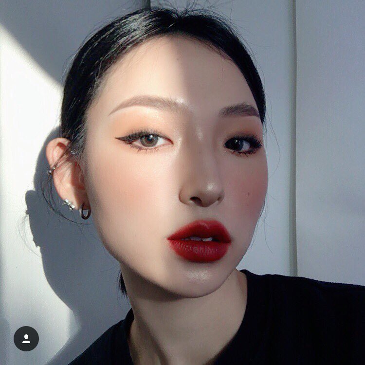 Eiko 最近よく見ている韓国のyoutuberさん 소봉 ソボン さん 一重メイクの達人 メイクのバリエーションが幅広い メイクで全体の雰囲気をガラリと変えてしまう すごい T Co 6xqe3nsc7f