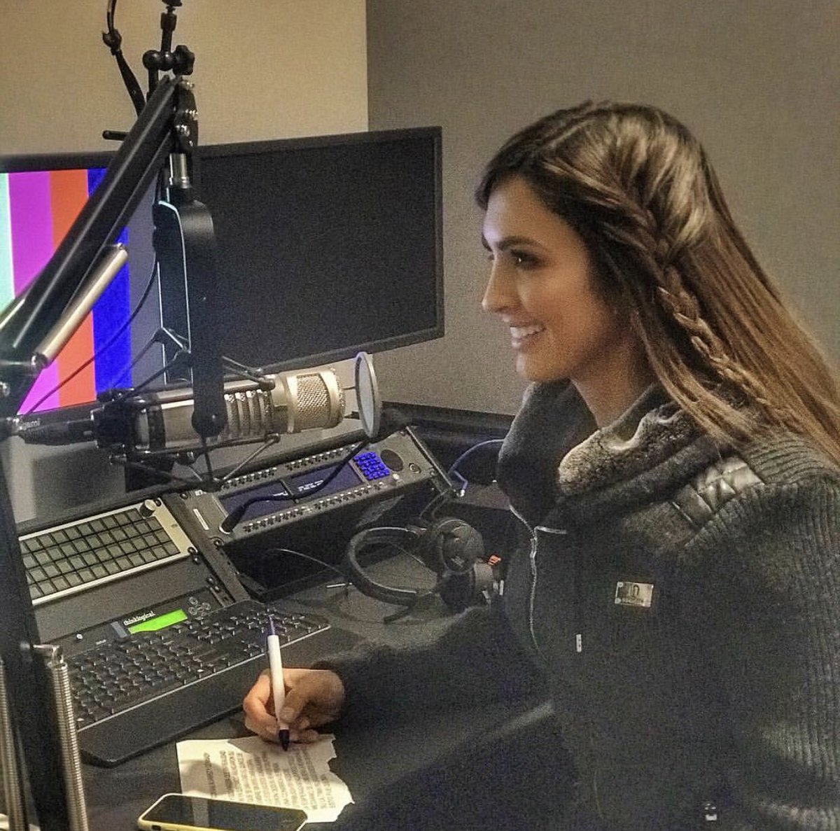 CsiErika's tweet photo. Aquí sigo! Trabajando para ustedes con todo el corazón y siempre con la mejor disposición! Enfocada cumpliendo metas y visualizando nuevos sueños por cumplir. Gracias por tanto apoyo y por tantos mensajes llenos de buena energía! @TitularesYMas https://t.co/nVKMZ2zchq