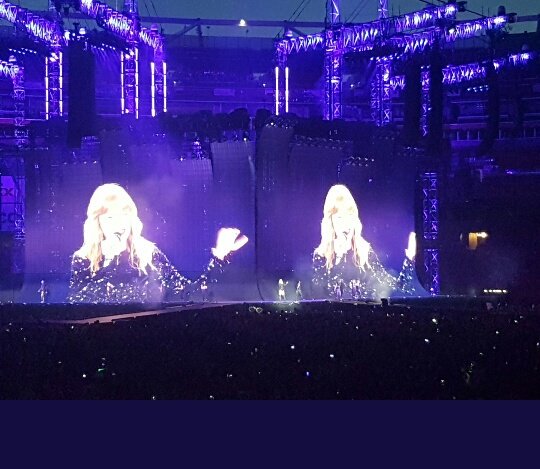 Swiftie13_rep's tweet photo. Taylor durante Georges! !
#repTourDC #ReputationStadiumTour https://t.co/4KAqstpff6