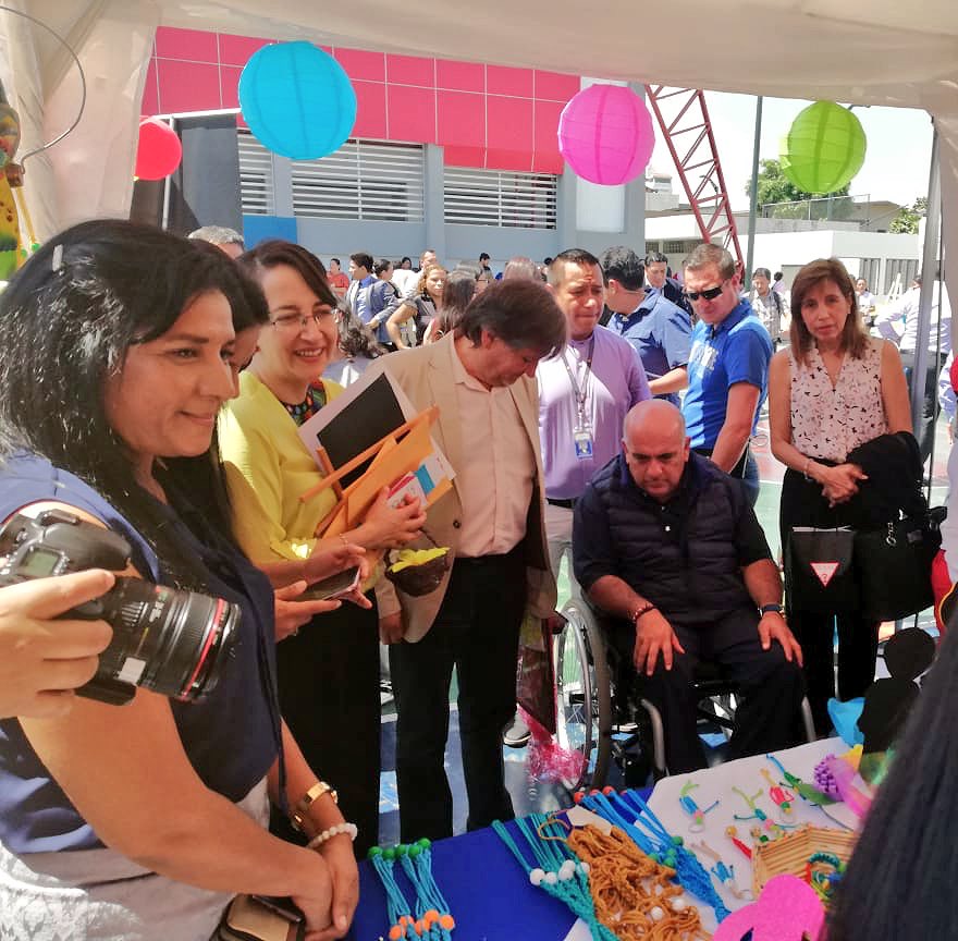 eliramirezc1's tweet photo. Unidad Educativa Anne Sullivan participó con un stand en la feria inclusiva demostrando sus habilidades con la técnica del macramé “Fortalecimiento de la Educación Especializada e Inclusiva” #EduInclusiva #Distrito09D09 @EducacionZ8_Ec @erika_lainez10 @aleydamatamoros https://t.co/1UlwYtdCzl