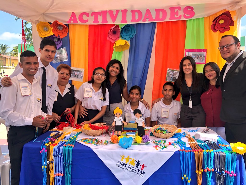 eliramirezc1's tweet photo. Unidad Educativa Anne Sullivan participó con un stand en la feria inclusiva demostrando sus habilidades con la técnica del macramé “Fortalecimiento de la Educación Especializada e Inclusiva” #EduInclusiva #Distrito09D09 @EducacionZ8_Ec @erika_lainez10 @aleydamatamoros https://t.co/1UlwYtdCzl