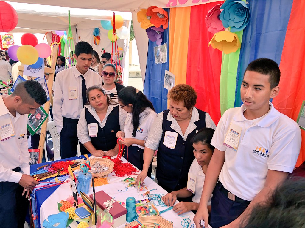 eliramirezc1's tweet photo. Unidad Educativa Anne Sullivan participó con un stand en la feria inclusiva demostrando sus habilidades con la técnica del macramé “Fortalecimiento de la Educación Especializada e Inclusiva” #EduInclusiva #Distrito09D09 @EducacionZ8_Ec @erika_lainez10 @aleydamatamoros https://t.co/1UlwYtdCzl