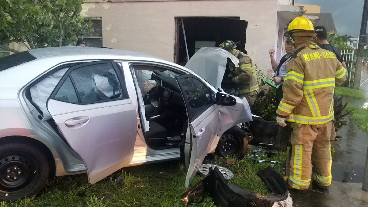 1 person injured after car slams into building in northwest Miami-Dade bit.ly/2NIP0F9 https://t.co/JREoI6QCBo