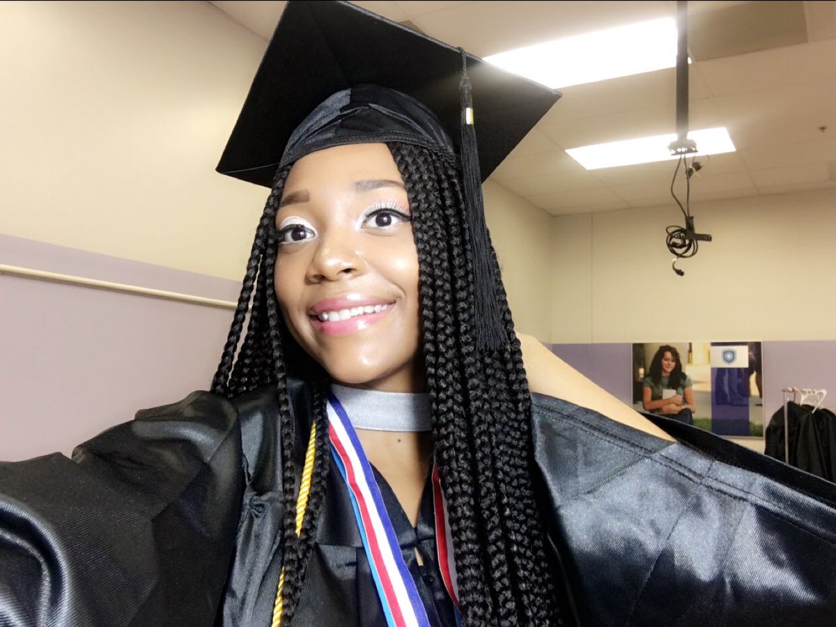 PrettyDiamondd_'s tweet photo. #GradSzn #RMAToBe #GraduateOf2018 👩🏽‍🎓🤞🏼📚💙 https://t.co/B8GY2UjgFY