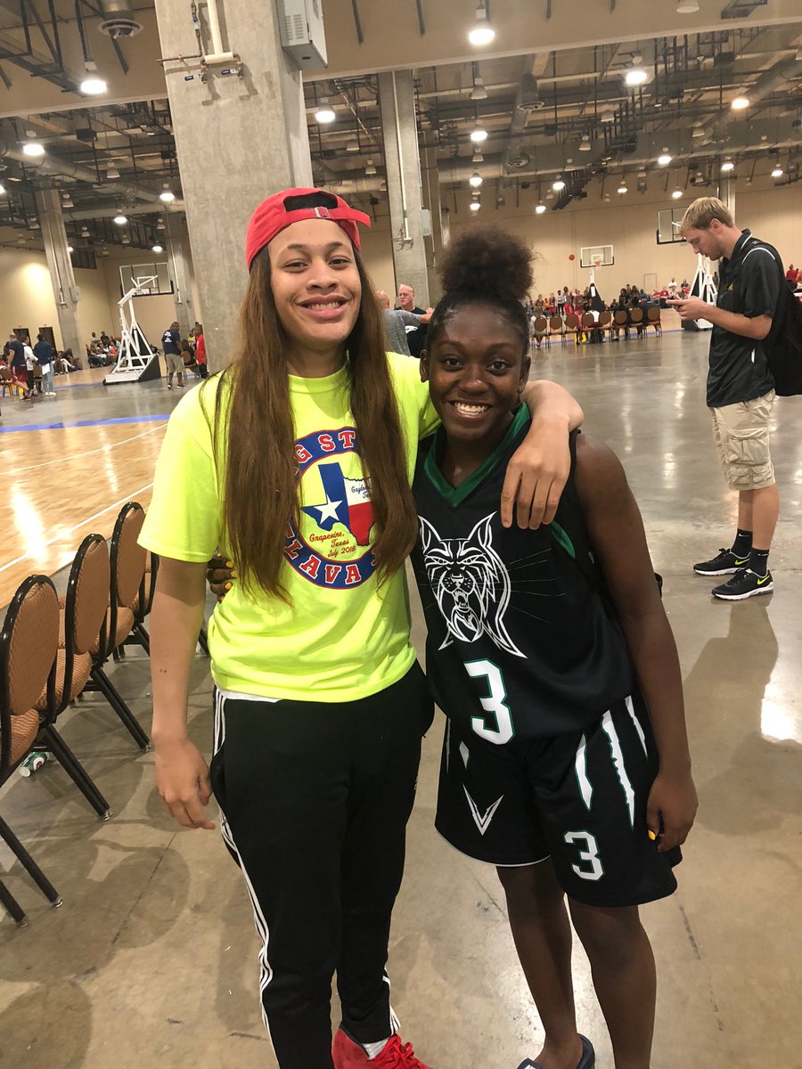 wunmrtree's tweet photo. Having a good time #flavajam 25 points 4 assist 3 steals first game, even got to take a pic with top PG Chennedy Carter https://t.co/WbNmc4dxrQ