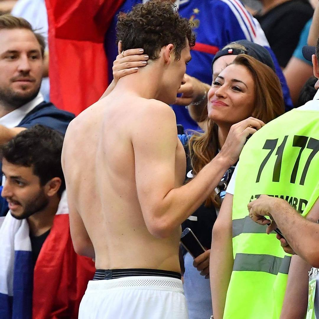 cocodenuez's tweet photo. En el amor yo quisiera ser la novia de Pavard pero soy el man de la izquierda que solo observa a las parejas ser felices. 💔 https://t.co/w9fqkC7ex5